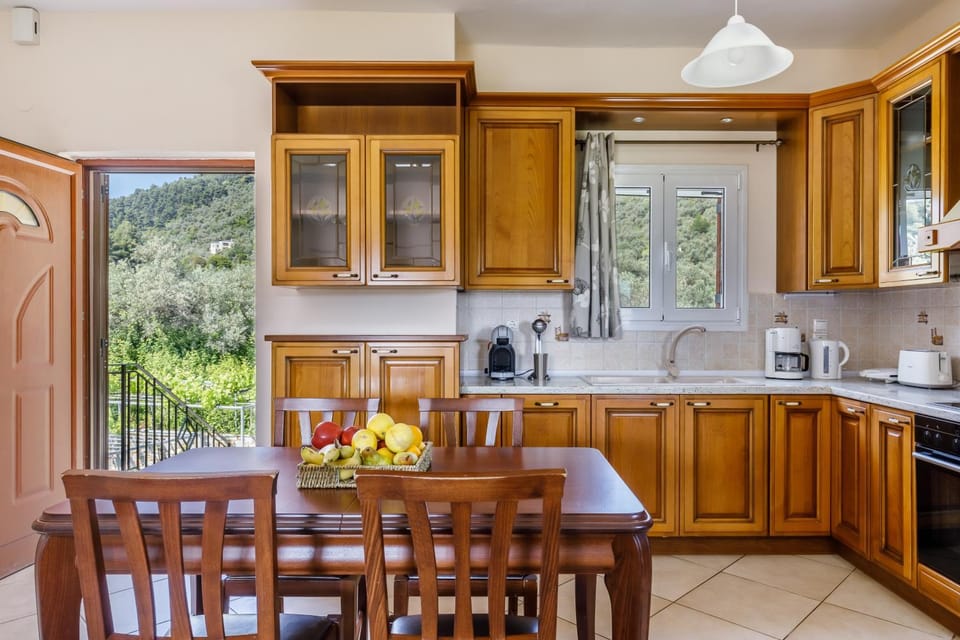 Coffee/tea facilities, Kitchen or kitchenette, Dining area, dishwasher