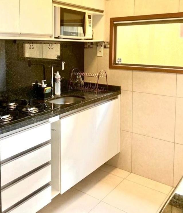 Kitchen or kitchenette, minibar, stove
