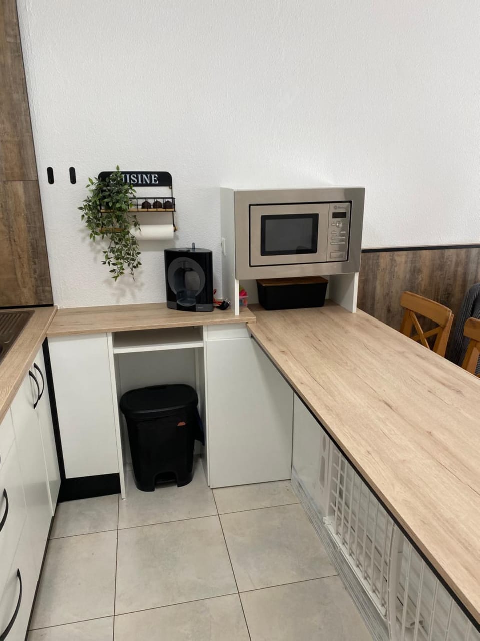 Kitchen or kitchenette, minibar