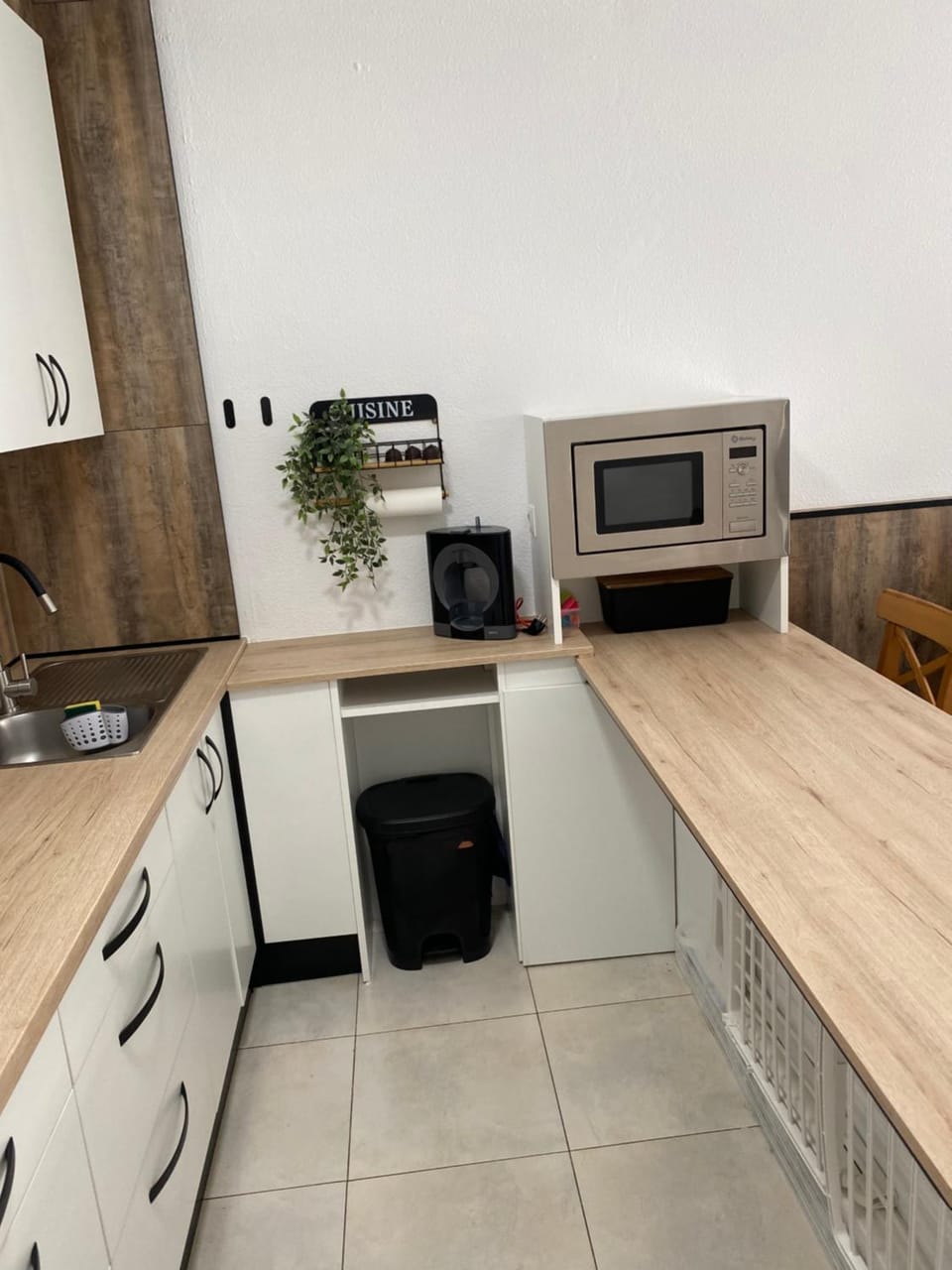 Kitchen or kitchenette, minibar