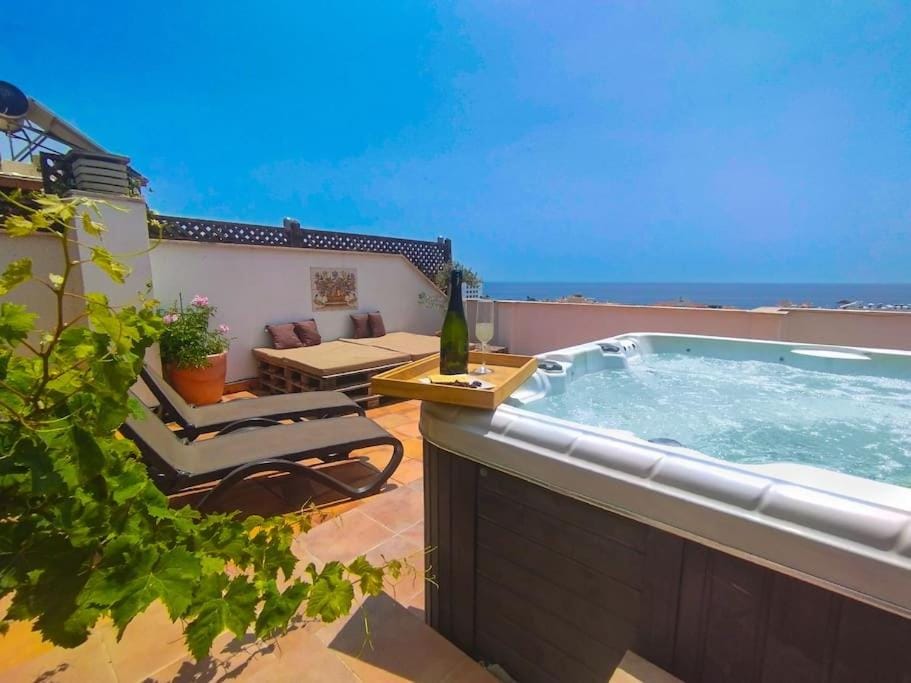 Penthouse with Jacuzzi and spectacular Sea Views Apartment in Nerja