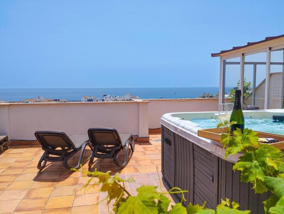 Penthouse with Jacuzzi and spectacular Sea Views Apartment in Nerja