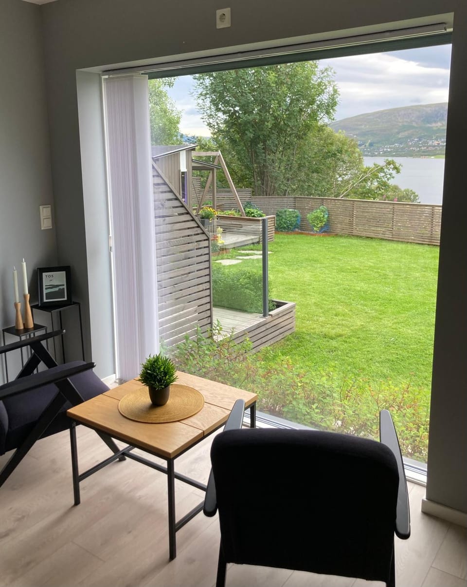 A place for Aurora in wintertime and midnight sun in summer-time! Apartment in Tromso