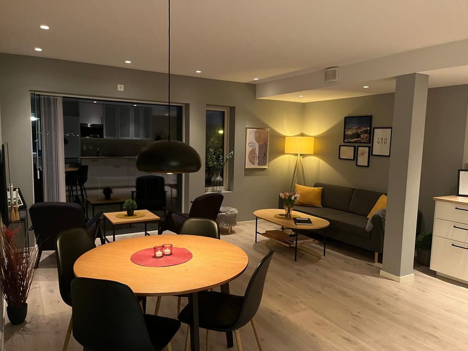 A place for Aurora in wintertime and midnight sun in summer-time! Apartment in Tromso