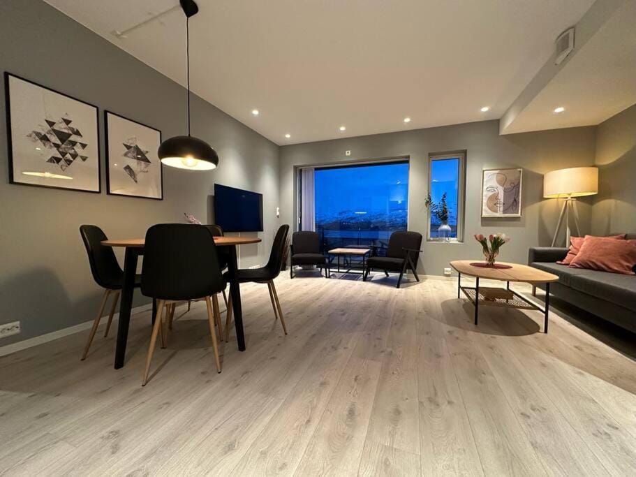 A place for Aurora in wintertime and midnight sun in summer-time! Apartment in Tromso