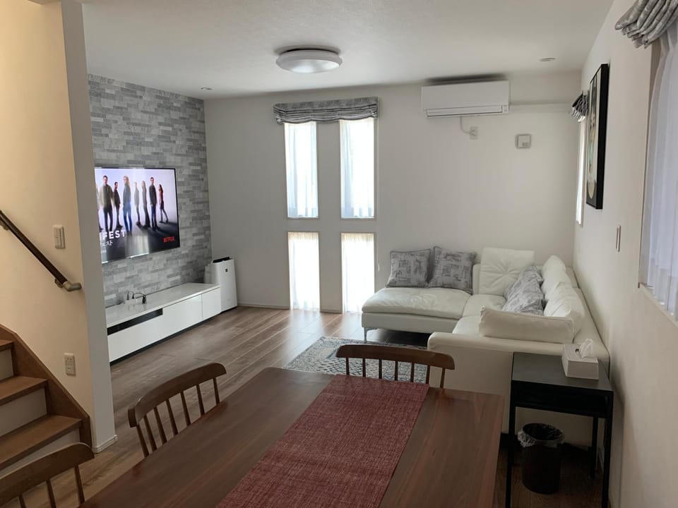 TV and multimedia, Living room, Dining area, air conditioner