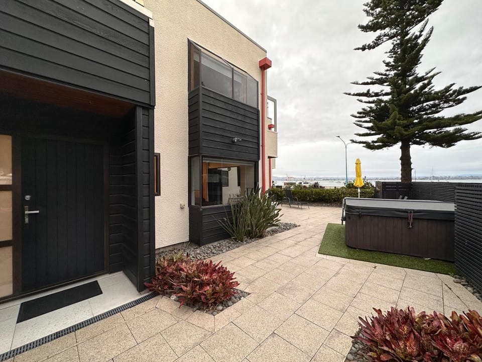 Property building, Hot Tub