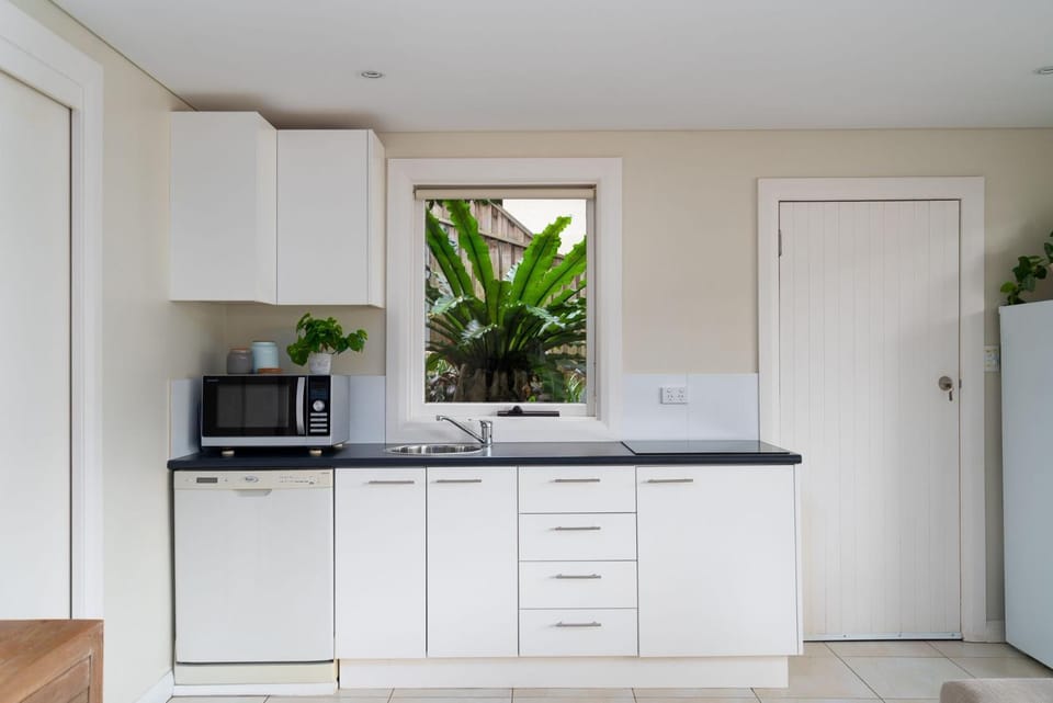 Kitchen or kitchenette, minibar, stove