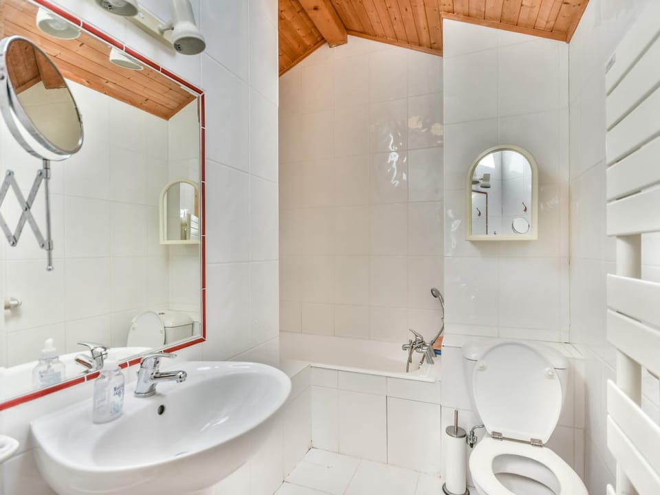 Chalet Herisson - 9 pers - À 100m du Lac des Ecoles et 300m des pistes - FR-1-685-68 Chalet in Les Gets