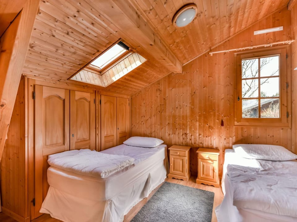 Chalet Herisson - 9 pers - À 100m du Lac des Ecoles et 300m des pistes - FR-1-685-68 Chalet in Les Gets