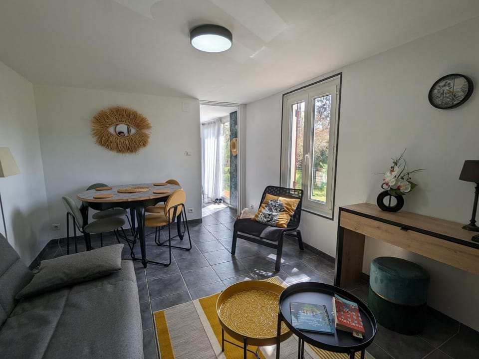 Maison en Berry avec jardin clos et terrasse - draps et ménage inclus - FR-1-591-408 House in Centre-Val de Loire
