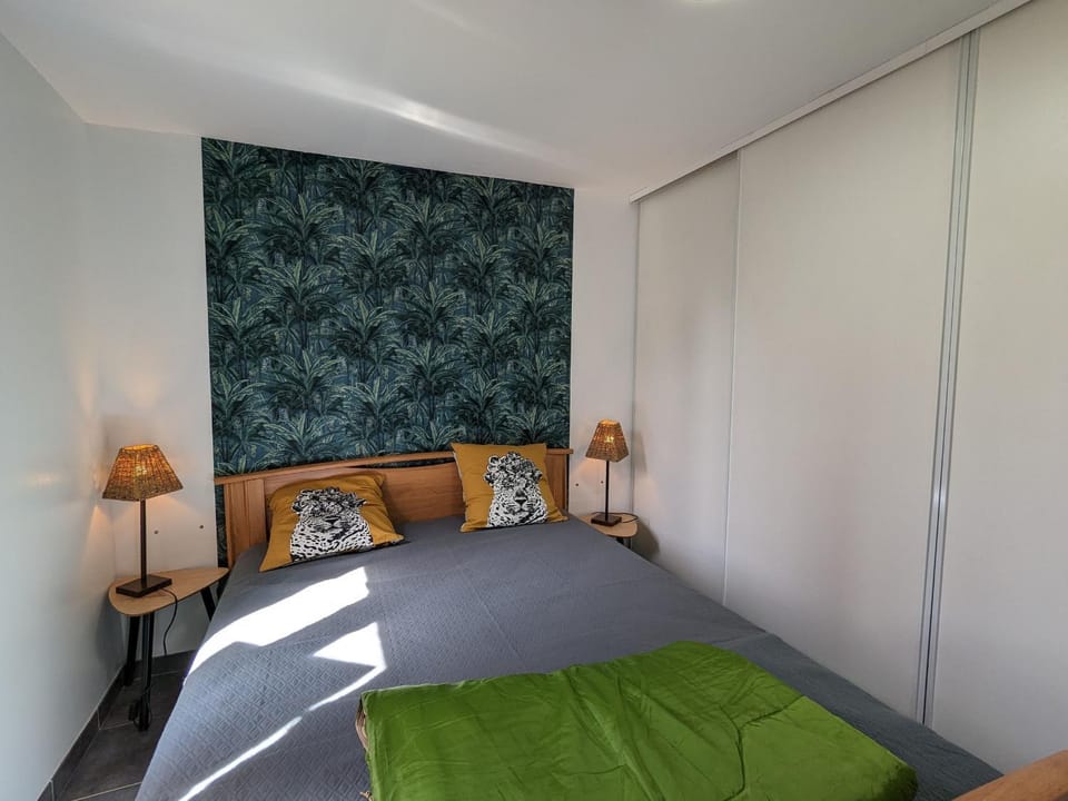 Maison en Berry avec jardin clos et terrasse - draps et ménage inclus - FR-1-591-408 House in Centre-Val de Loire