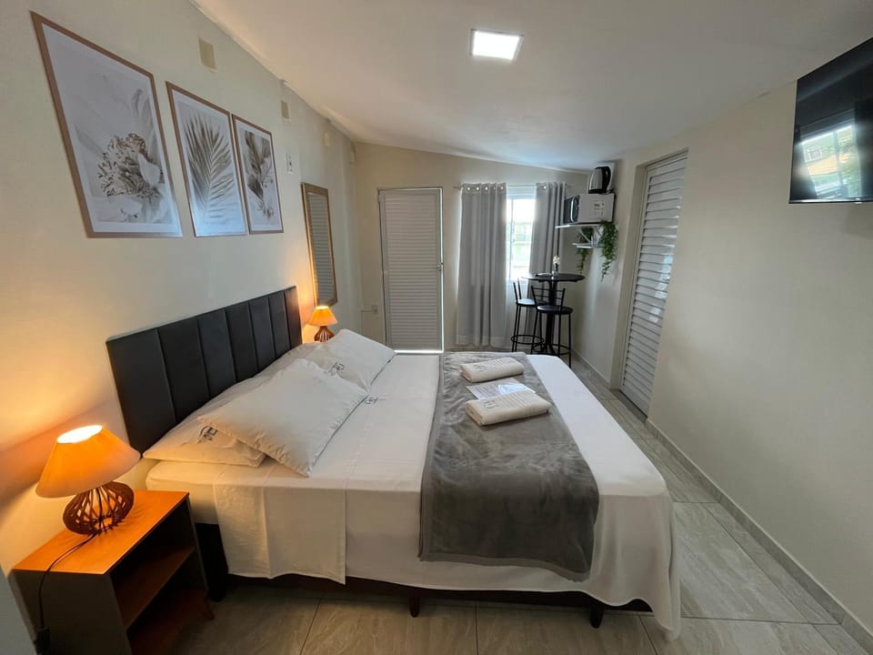Bed, TV and multimedia, Photo of the whole room, Bedroom, towels