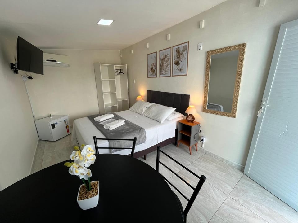 Bed, TV and multimedia, Photo of the whole room, Bedroom, towels, air conditioner