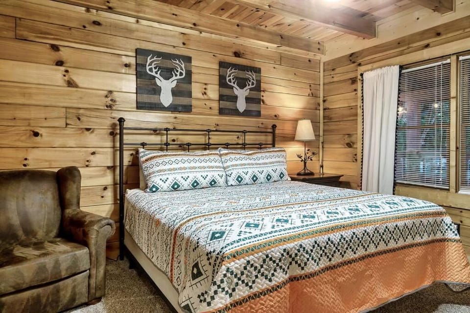 Cabin with New Hot Tub, Near Dollywood .2BD.2BA.Sleeps6.BBQ Cabin in Sevierville