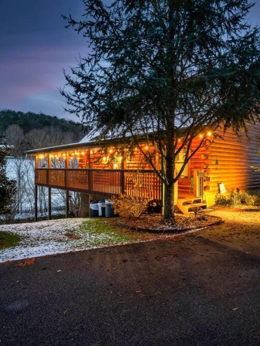 Cabin with New Hot Tub, Near Dollywood .2BD.2BA.Sleeps6.BBQ Cabin in Sevierville