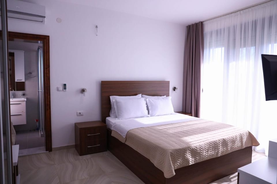 Bed, TV and multimedia, Photo of the whole room, Bedroom