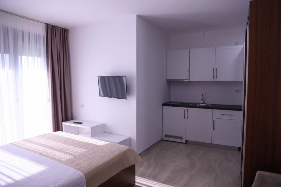 Bed, TV and multimedia, Kitchen or kitchenette, Photo of the whole room, Bedroom, hair dresser, wardrobe