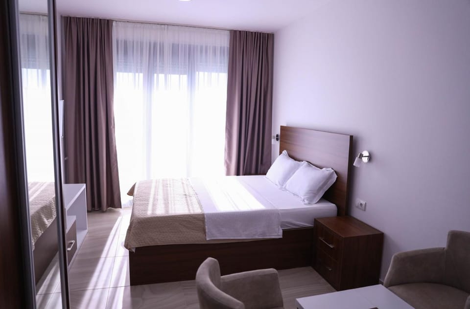 Bed, View (from property/room), Kitchen or kitchenette, Photo of the whole room, Bedroom, Parking