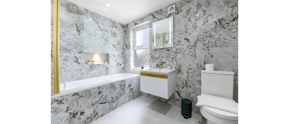 Shower, Toilet, Property building, Bathroom, Bath, towels