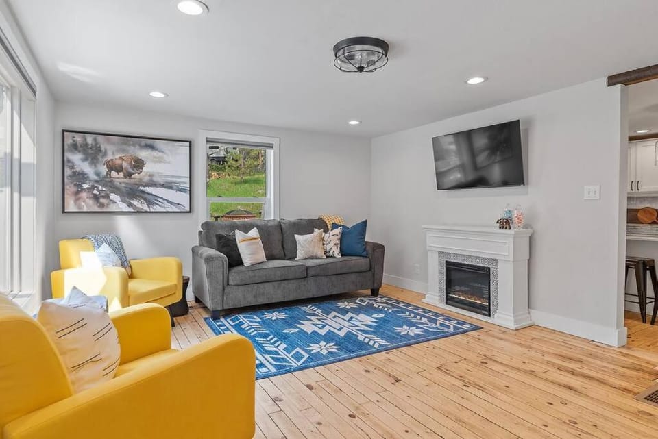 TV and multimedia, Living room, Seating area, flat iron