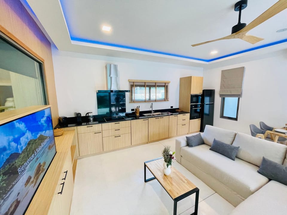 Kitchen or kitchenette, Living room, Seating area, fireplace, minibar