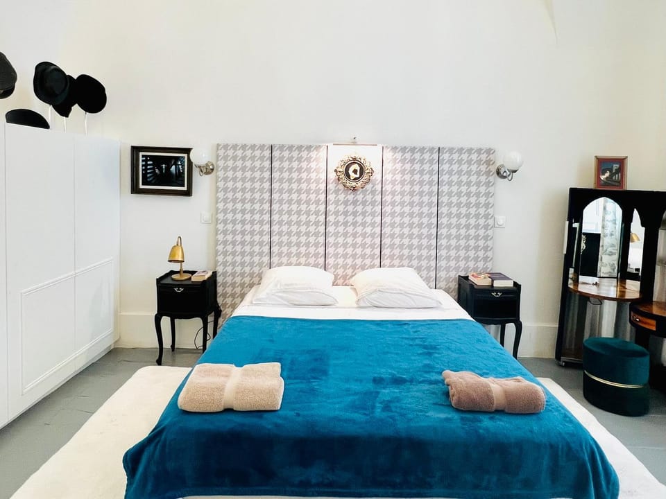 Bed, Bedroom, towels