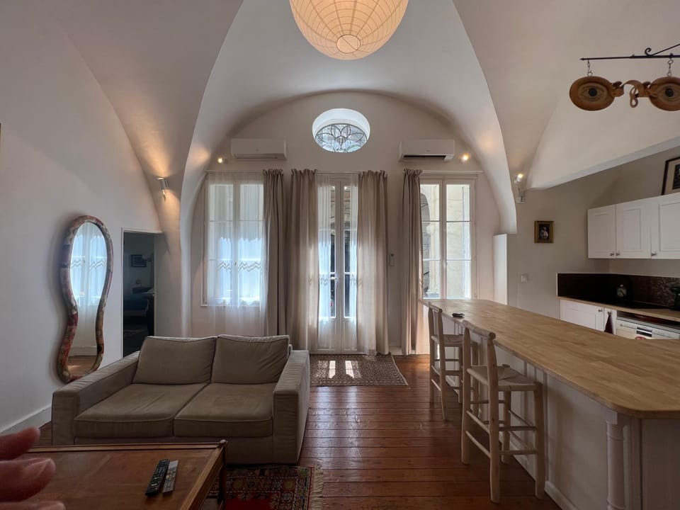 TV and multimedia, Kitchen or kitchenette, Living room, Seating area, Dining area