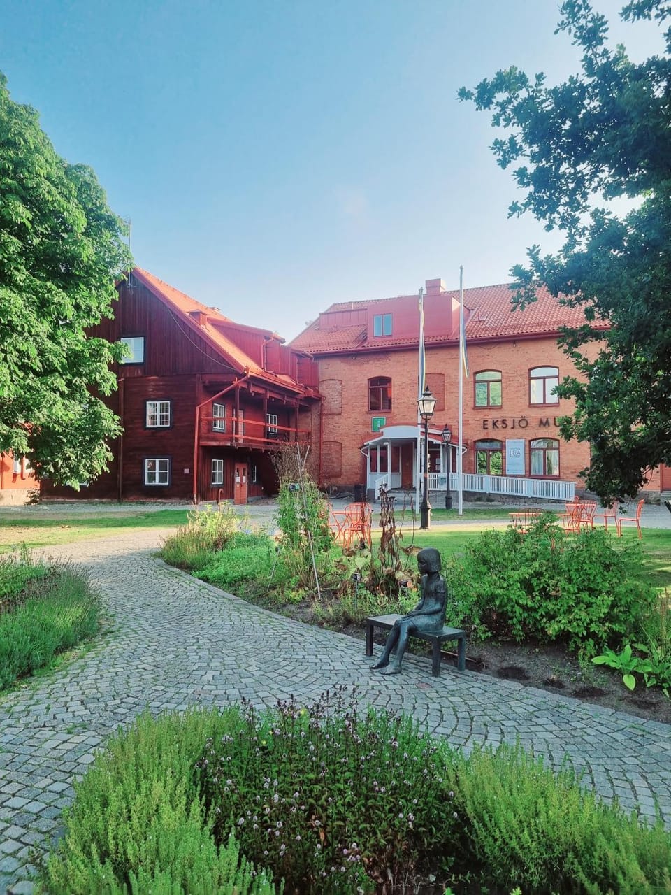 Property building, Facade/entrance, Garden, Garden view