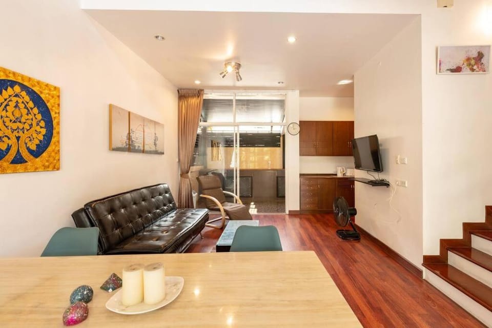 TV and multimedia, Kitchen or kitchenette, Living room, Seating area, Dining area