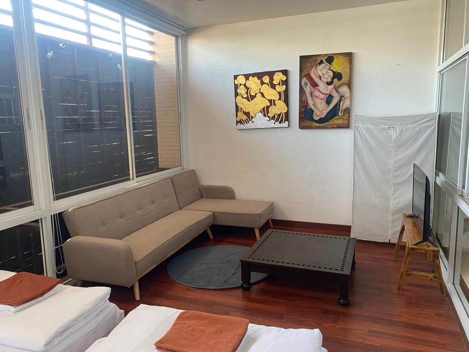 Bed, TV and multimedia, Living room, Photo of the whole room, Seating area, Bedroom, towels