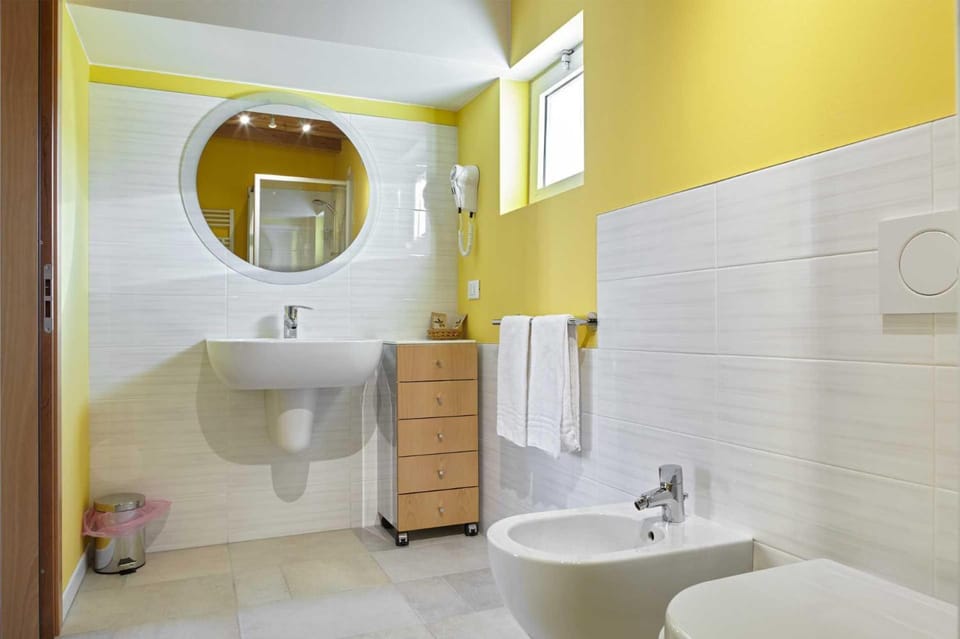 Toilet, bidet, towels