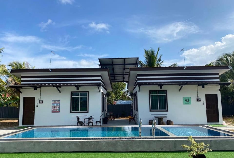 Pool view, Swimming pool, sunbed