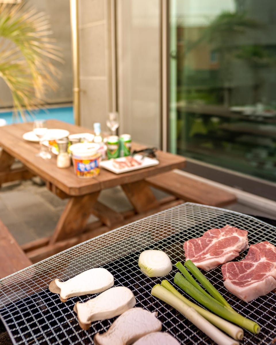 BBQ facilities, Food and drinks, Food