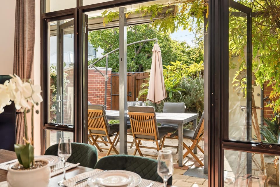 Patio, Garden, View (from property/room), Living room, Seating area, Dining area, Garden view