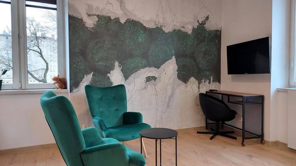 TV and multimedia, Living room, Seating area, Evening entertainment