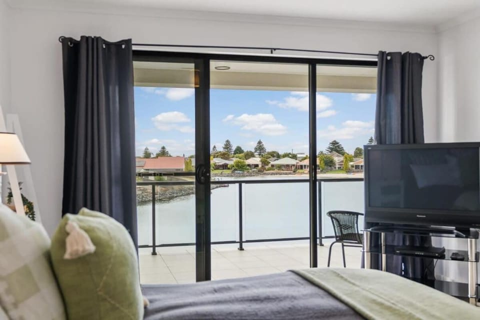 Lakehouse28 Waterfront Resort Living Encounter Bay - BYO Linen House in Encounter Bay