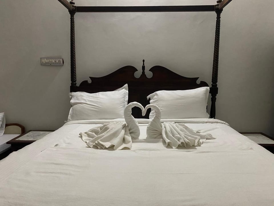 Bed, Bedroom, towels