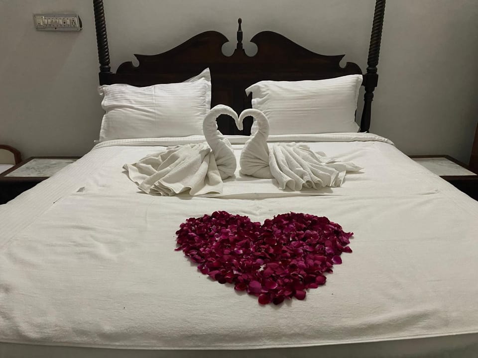 Bed, Bedroom, towels