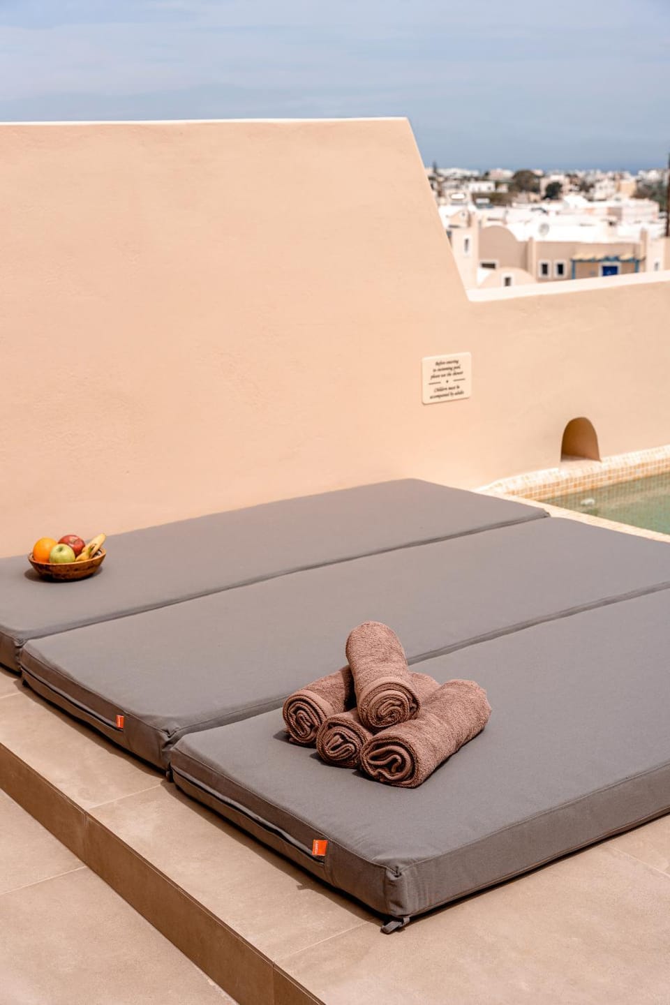 Swimming pool, towels