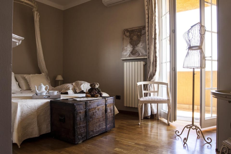Bed, Seating area