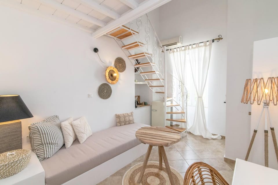 Bed, Living room, Photo of the whole room, Seating area