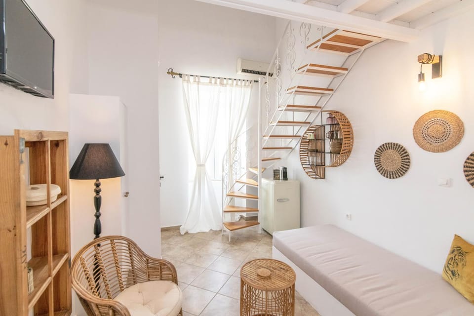 Bed, TV and multimedia, Living room, Photo of the whole room, Seating area, Bedroom