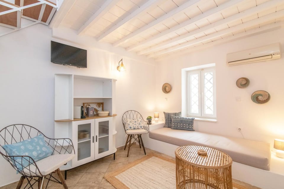 TV and multimedia, Kitchen or kitchenette, Seating area