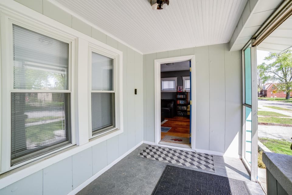 Cozy Indiana Getaway Near Washington Park Zoo! House in Michigan City
