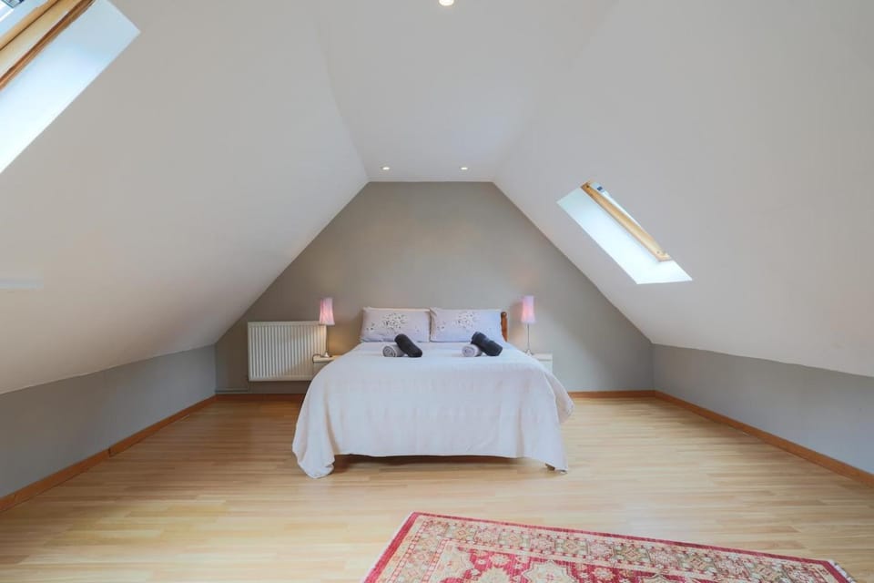 Photo of the whole room, Bedroom, towels