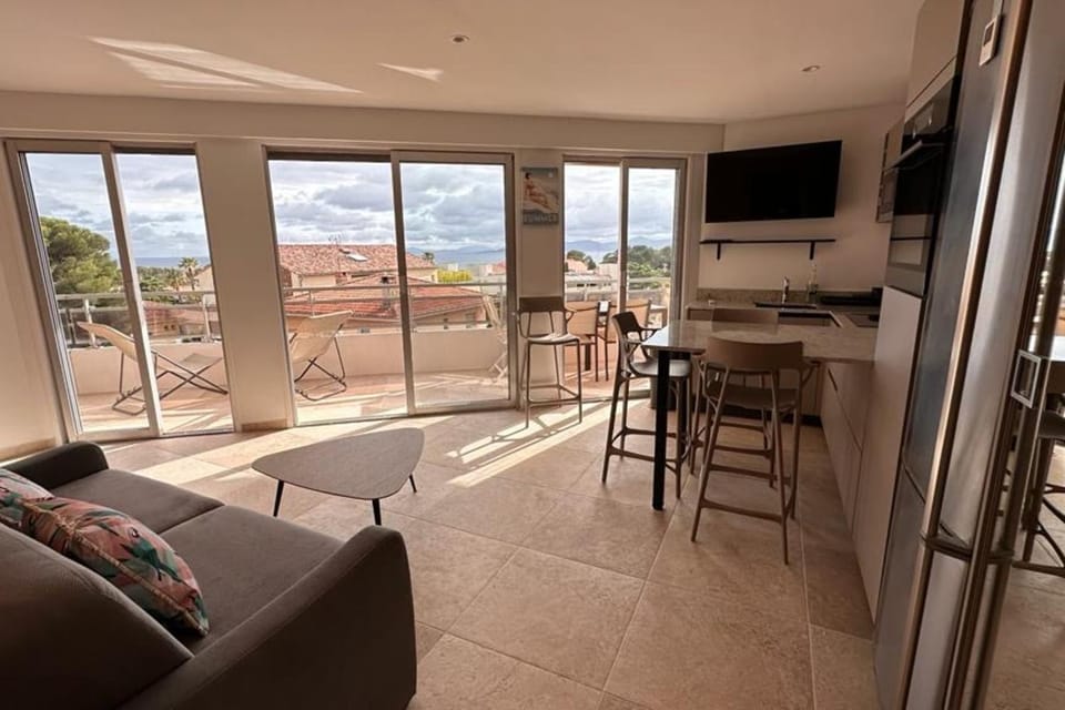 35m2 Sea View with Terrace beach by walk Apartment in Saint-Raphael