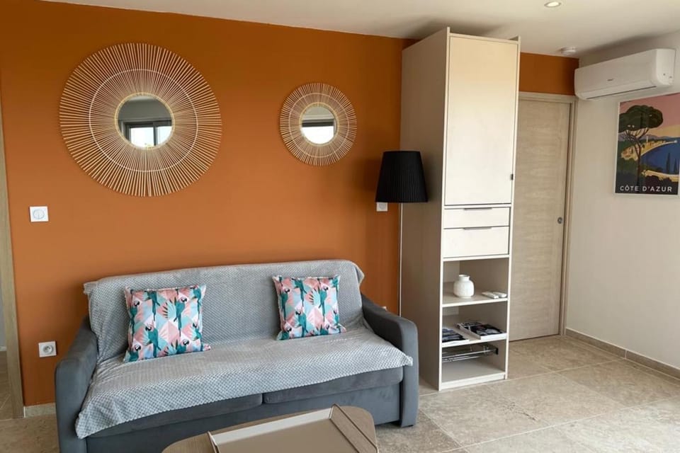 35m2 Sea View with Terrace beach by walk Apartment in Saint-Raphael