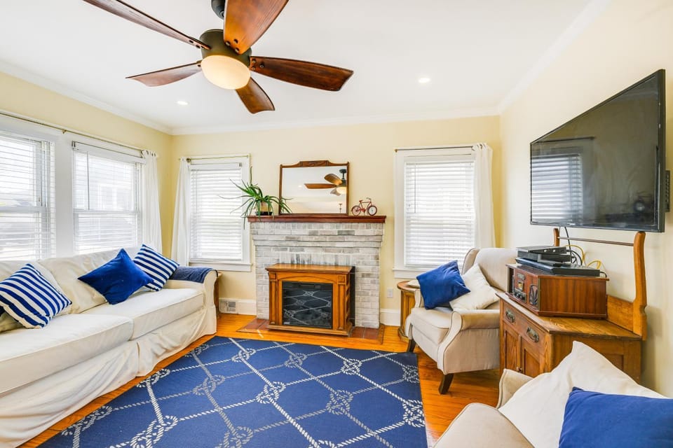 Point Lookout Cottage - Walk to Beach! House in Lido Beach