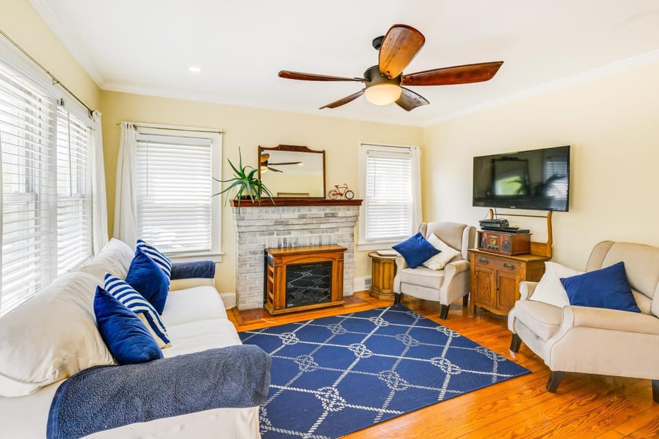 Point Lookout Cottage - Walk to Beach! House in Lido Beach